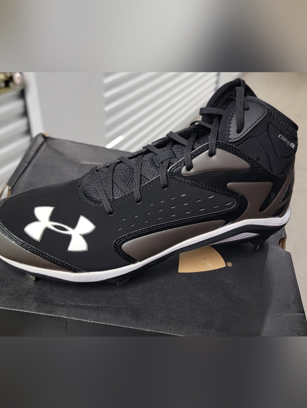 Under Armour Men's Yard Mid ST baseball cleats